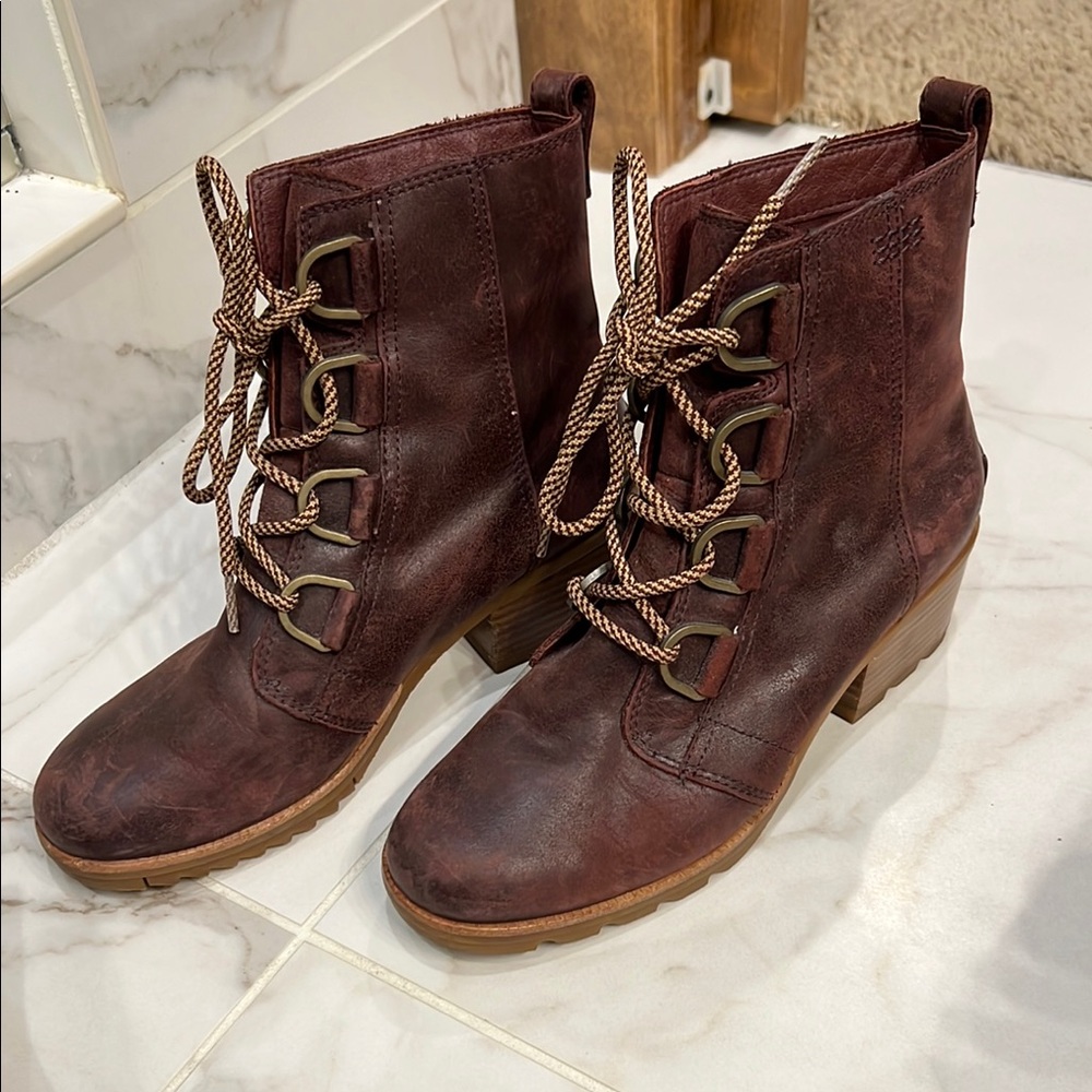 Sorel Joan of Arctica Burgundy Lace Up Boots with Distressed Leather
